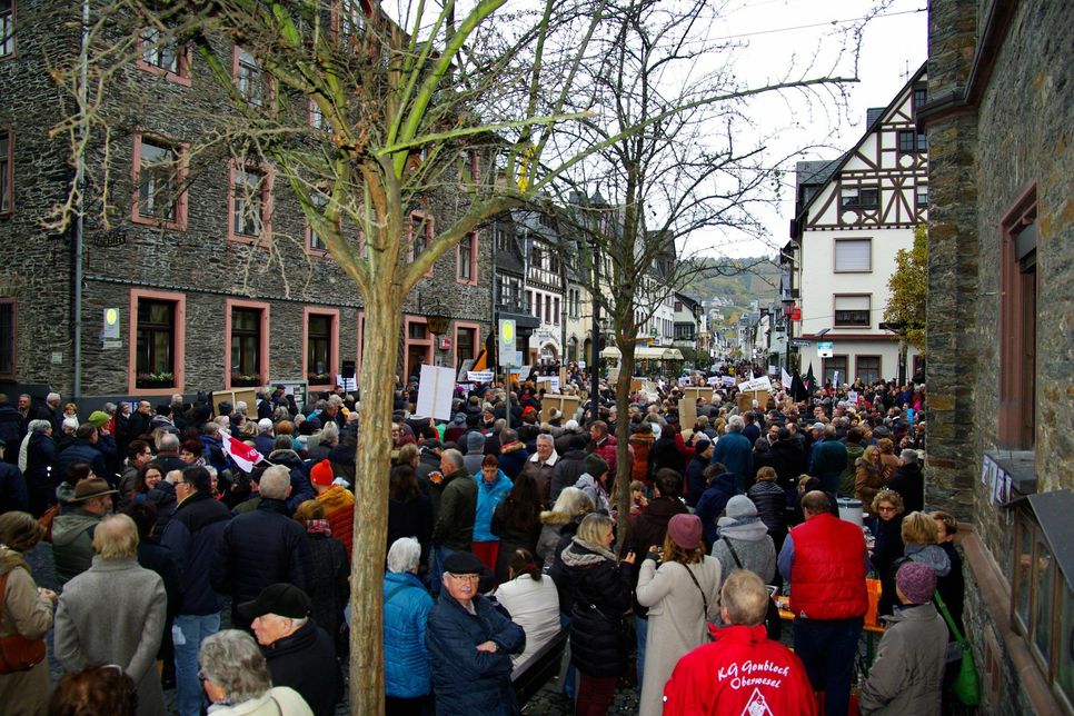 Gut 800 Demonstranten zogen trotz kaltem Herbstwetter am Sonntag vor das Rathaus in Oberwesel. (Text u. Foto: Arno Boes)