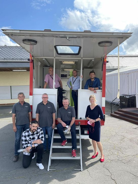 Landrätin Julia Gieseking (r.) dankte den Ehrenamtlern für den Umbau des Feuerwehrwagens zum Impfmobil. Foto: Landkreis Vulkaneifel