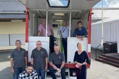 Landrätin Julia Gieseking (r.) dankte den Ehrenamtlern für den Umbau des Feuerwehrwagens zum Impfmobil. Foto: Landkreis Vulkaneifel