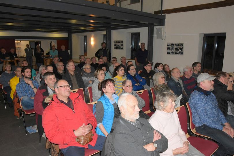 Die Bürgerversammlung in Züsch nutzen etwa 70 Bürger, um sich über Aussichten für ein flächendeckendes schnelles Internetnetz im Dorf zu informierten. Jeder zweite von ihnen wäre bereit, sich dafür vorab vertraglich zu binden. Foto: Schmieder