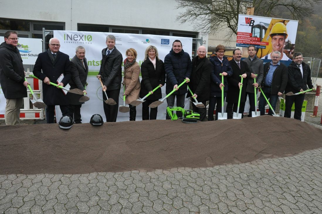 Mit einem symbolischen Spatenstich wurde die Arbeiten zur den Breitbandnacherschließungen im Landkreis offiziell gestartet.