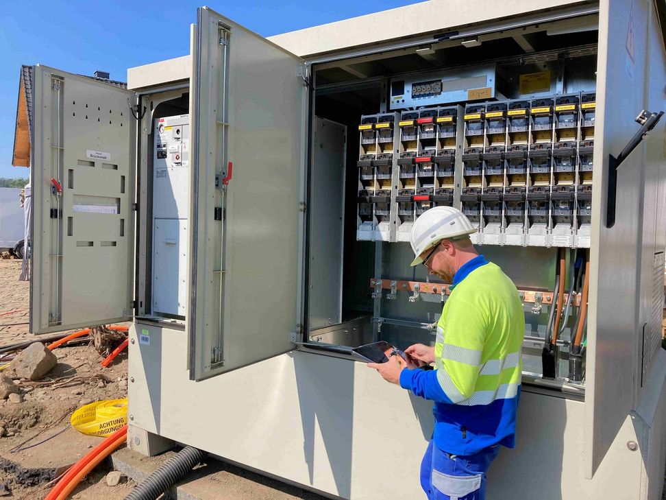 Westnetz ertüchtigt die Stromnetze in der Verbandsgemeinde Adenau nach der Flutkatastrophe weiter, wie hier bei der Arbeit an einem Verteilerschrank. Foto: Westnetz