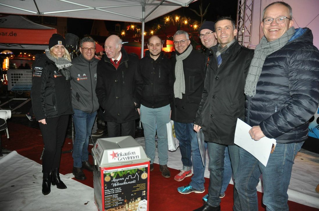 Zufriedene "Ziehungsbeauftragte" (von links): "Glücksfee" Ann-Kristin Brück, Jürgen Nett, Hans-Paul Hiebel, Andreas Persie, Martin Conrad, Dr. Wolfgang Schlags, Marco Pung und Erich Leicht.