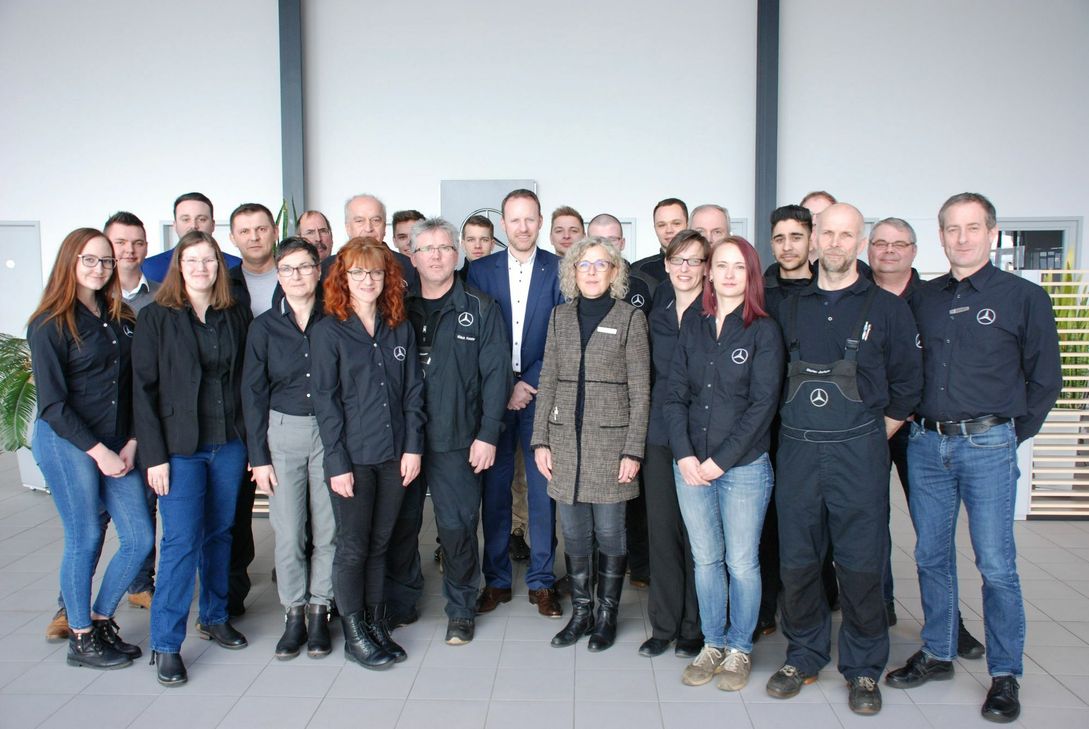 Aufatmen bei den Mitarbeitern des Mercedes-Standortes in Simmern. Die neuen Besitzer - Geschäftsführer Christian Coutelle und Monika Newel (Mitte) - des Autohauses versprechen alle Arbeitsplätze zu erhalten.                                         Foto: Bomba