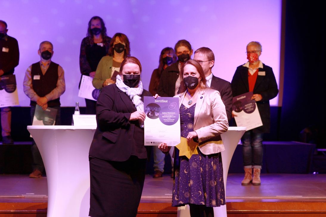 Aus den Händen von NRW-Umweltministerin Ursula Heinen-Esser (links) erhielten die frischgebackenen SternenGuides ihre Abschlussurkunden.