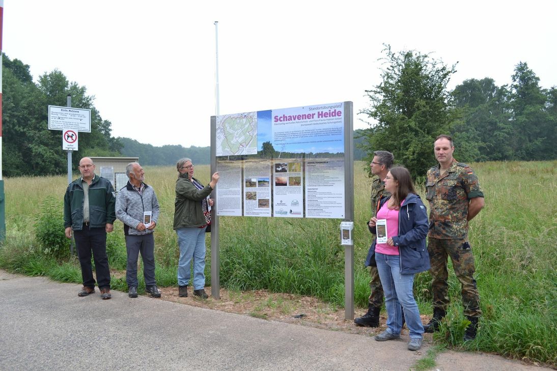 Die Behörden und Organisationen, die sich um die Schavener Heide kümmern, haben für die Besucher des Naturschutzgebietes Informationstafeln gestaltet. Foto: Mager