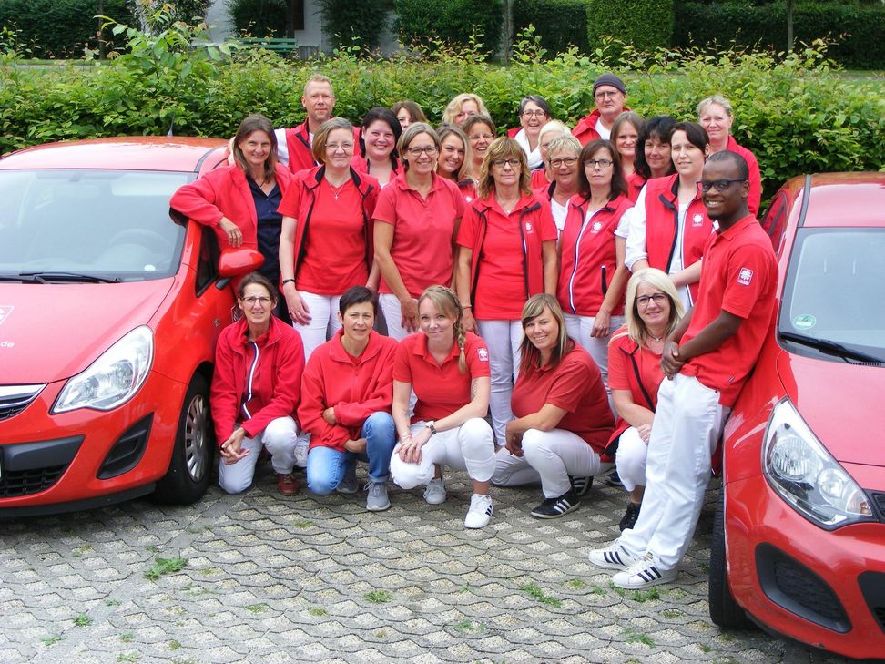Gute Note: Victoria Müller-Ensel (zweite Reihe, links) gemeinsam mit Mitarbeiter/innen der Sozialstation. (Foto: Caritas)