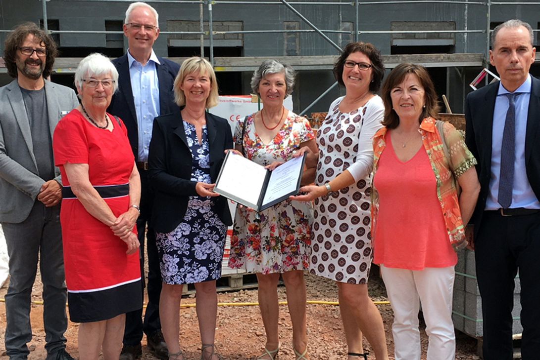 Unser foto zeigt: (v.l.) Heiko Simon (Architekt), Rosemarie Singer (SkF), OB Wolfram Leibe, Doris Ahnen (Bau/Finanzministerin), Elisabeth Burgard, Regina Bergmann (beide SkF),  Bürgermeisterin Elvira Garbes, Dr. Ulrich Link (ISB-Vorstandsmitglied) Foto: ISB