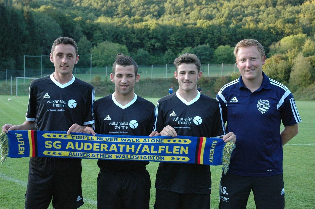 Fußball verbindet: Die Asylbewerber (von links) Egzon und Granit mit dem Trainer der SG Auderath/Alflen, Tobias Stephan.