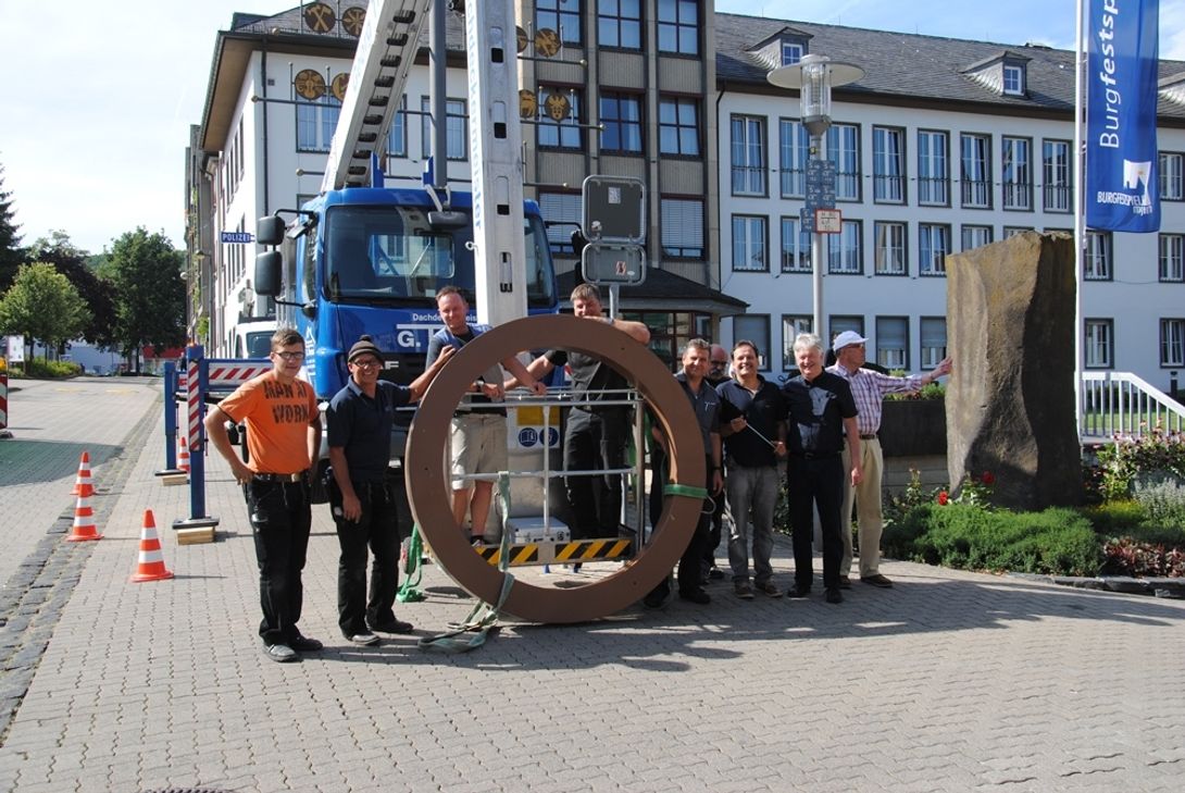 Von links: Dominik Nöthen,  Zunftmeister Erich Nöthen, Sascha Blümling und Georg Thoma, (die beiden Hauptakteure in der Luft) Jürgen Nett, Rolf Zerwas, Rolf Schneider, Bürgermeister Rolf Schumacher und  Ehrenzunftmeister Aloys Krämer.