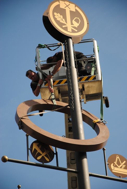 Sascha Blümling und Georg Thoma installieren den neuen Kranz.