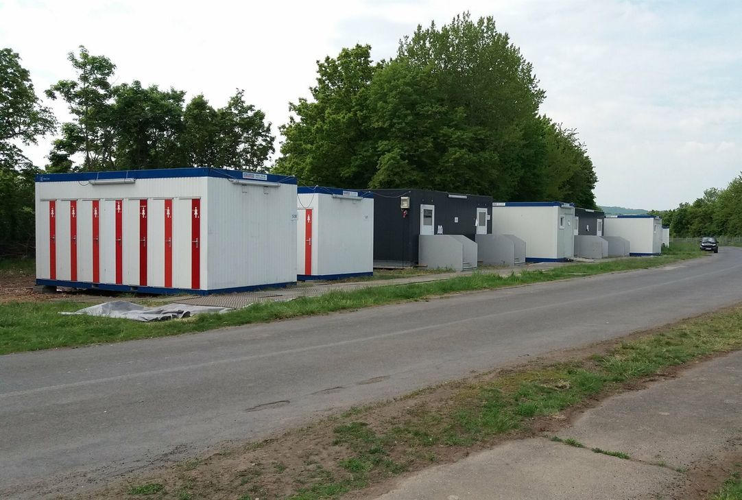 Das Containerdorf auf dem ehemaligen Flugplatz in Mendig wurde zunächst für die Unterbringung von Flutopfern von der Ahr errichtet.