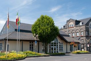 Eine Verpuffung im Heizungsraum der Laacher-See-Halle in Mendig löste einen Großeinsatz von Feuerwehr, Rettungsdienst und Polizei aus.
