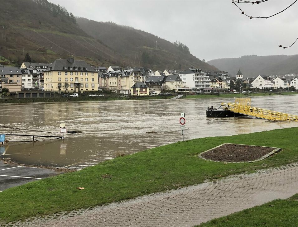 Am Donnerstagmorgen waren die ufernahen Bereiche in Cochem bereits überschwemmt.