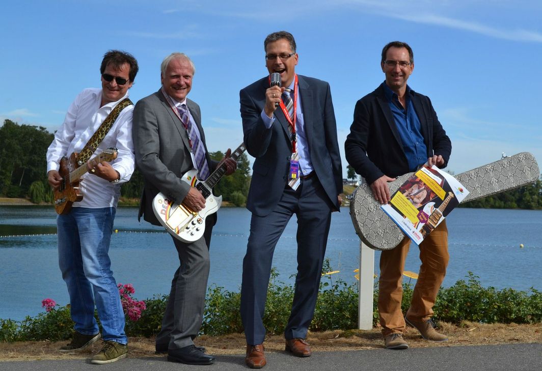 Nicht nur Zülpichs Bürgermeister Ulf Hürtgen (hier im Rahmen der Programm-Präsentation am Mikrophon) stimmt sich auf die Zülpicher Lake Night ein, sondern auch Dieter Kirchenbauer (links). Der Musiker bringt am 30. September seine Band mit an den See. Foto: Bach
