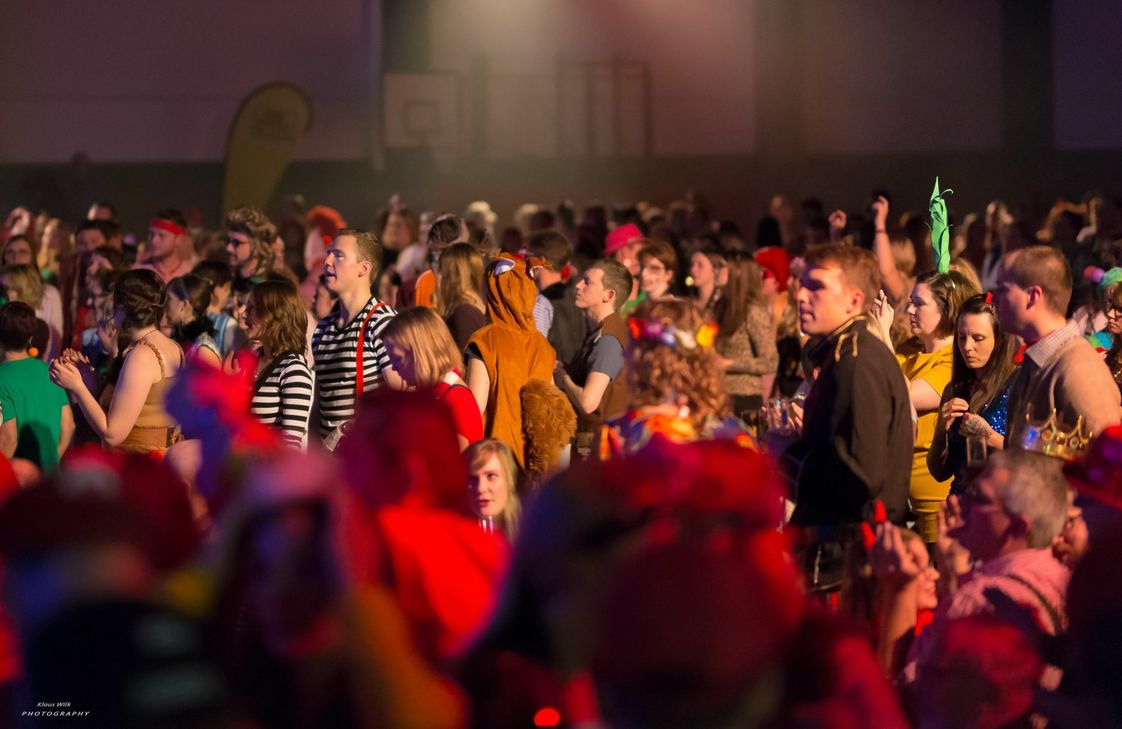 Bunt kostümiert und ausgelassen feiern rund 2.000 Narren bei »Jeck sin, lache, Musik mache« in der Mechernicher Dreifachturnhalle. Foto: JGV Satzvey