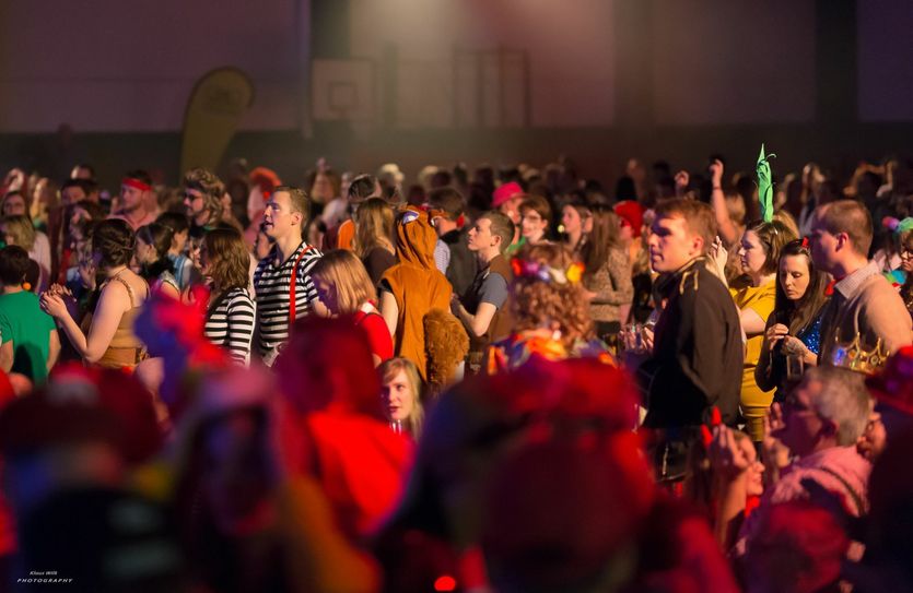 Bunt kostümiert und ausgelassen feiern rund 2.000 Narren bei »Jeck sin, lache, Musik mache« in der Mechernicher Dreifachturnhalle. Foto: JGV Satzvey