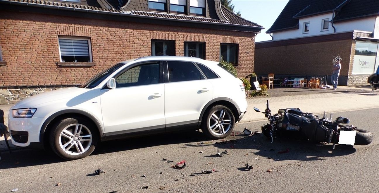 Zwischen Vossenack und Hürtgenwald kollidierte ein Motorrad mit einem parkenden Wagen. Foto: Polizei