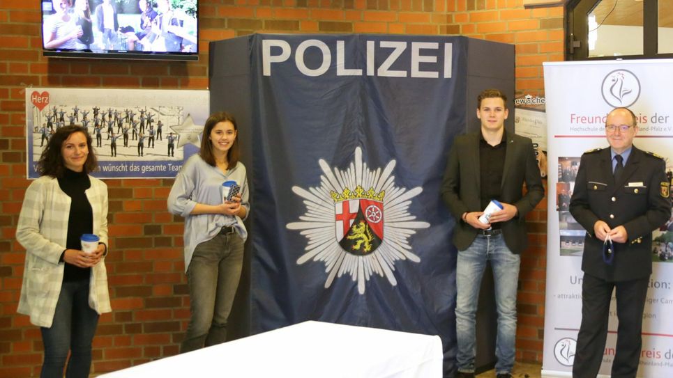Das Foto zeigt Silja Stürmer aus Zell, Annika Roth und Dominik Schell aus Monzelfeld, sowie Direktor der Hochschule der Polizei Friedel Durben. (Foto: Roland Holtermann)