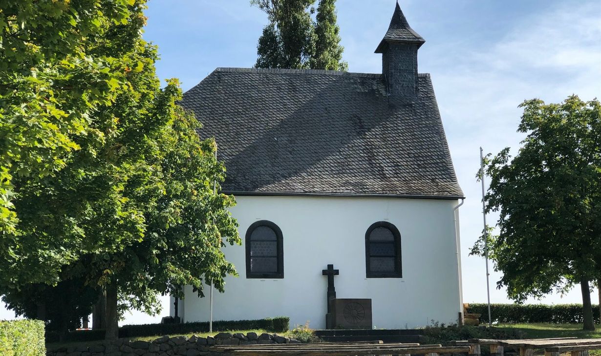 An der Heilig Kreuz-Kapelle in Mertloch sind Fenster beschädigt worden.