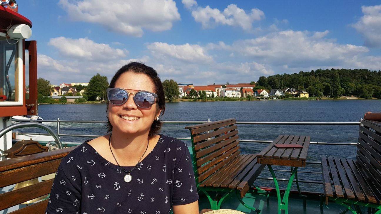 Ein Jahr nach der Transplantation kann Charlotte vor dem Berge ihr Leben wieder genießen und reisen – so wie sie es sich gewünscht hatte. Foto: Privat