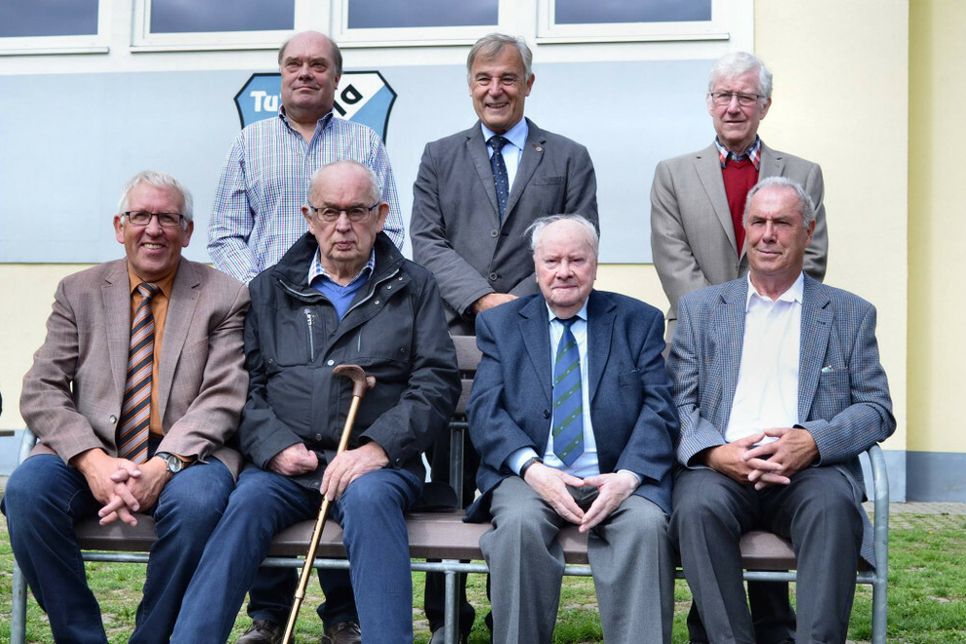 Die noch lebenden Ehrenmitglieder des TuS Mosella Schweich e.V., sowie der Abteilungsleiter Fußball Josef Rohr, im Jahre 2015. (Josef Thesen, sitzend, 2. v. rechts)