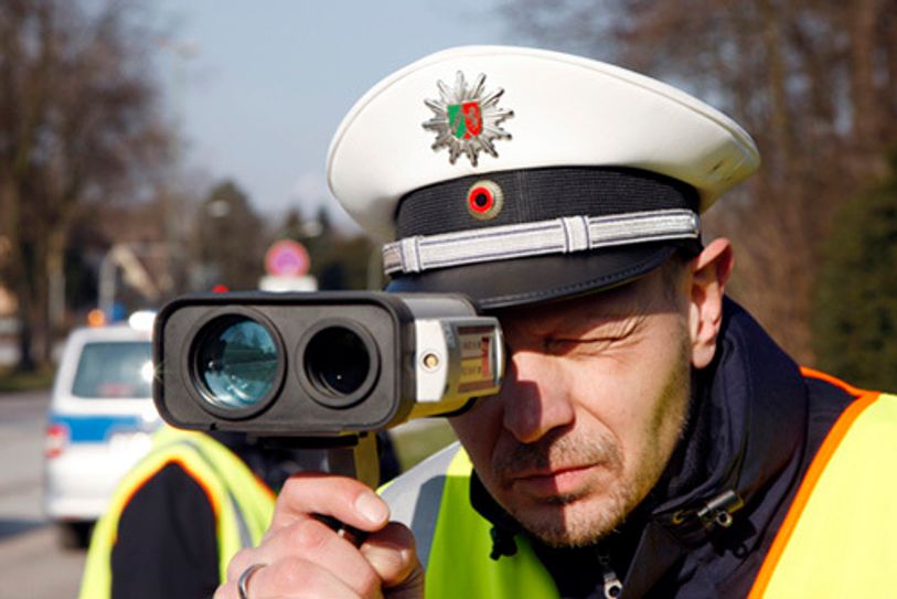 Beamter mit Lasermessgerät bei der Verkehrsüberwachung. Foto: Polizei