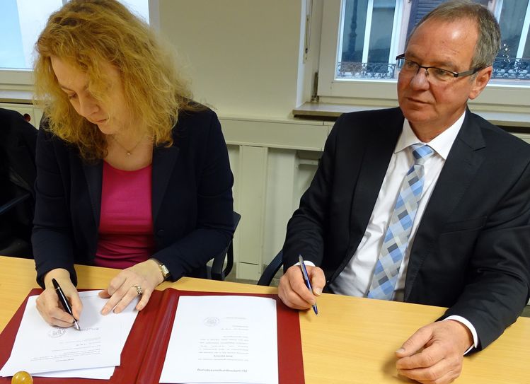 Petra Wriedt und Jürgen Dixius setzen mit ihren Unterschriften den Kaufvertrag in Kraft. Foto: Mohsmann