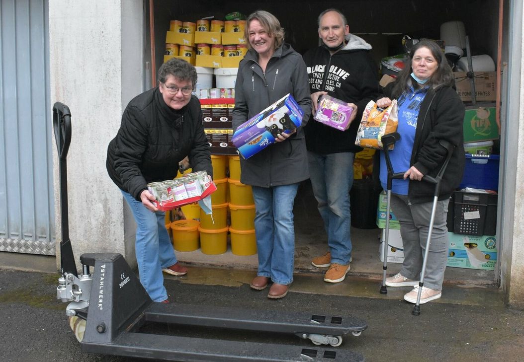 Dafür, dass kein Haustier hungern muss, sorgen Heidi Fuchs (v.l.), Manuela Hoffmann, Hans-Dieter Budick und Luise Budick mit dem »Tierteller«.