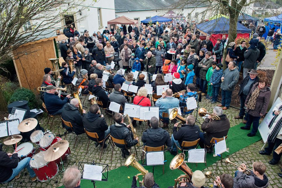 Das Musikprogramm beim Weihnachtsmarkt in Wincheringen startet um 14 Uhr. Danach folgt die Bläserklasse der Grundschule Wincheringen. Das Team der Kita spielt um 14 und 16 Uhr das Stück "Grummel freut sich auf Weihnachten". Foto: FF