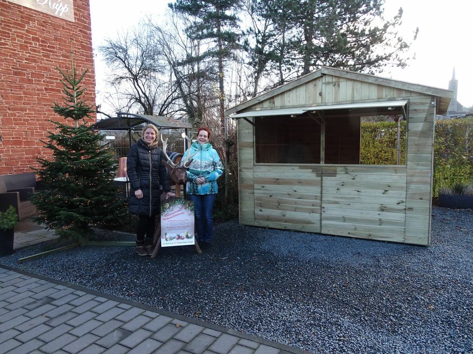 Inhaberin Laura Diekert (r.) und Stephanie Jüngling vom Förderverein der Kita Ayl freuen sich auf zahlreiche Besucher beim Weihnachtsmarkt im Weinhotel. Foto: Mohsmann