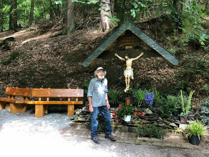 Reiner Jakobs hat einen wahren Ruheort geschaffen und kürzlich neue Holzbänke montiert, wo Höfener und Kalterherberger Pilger 1977 ein Kreuz errichteten.Mindestens einmal pro Woche werkelt er am Püngelbach und genießt die Ruhe an einer der schönsten Stellen im Nationalpark Eifel.