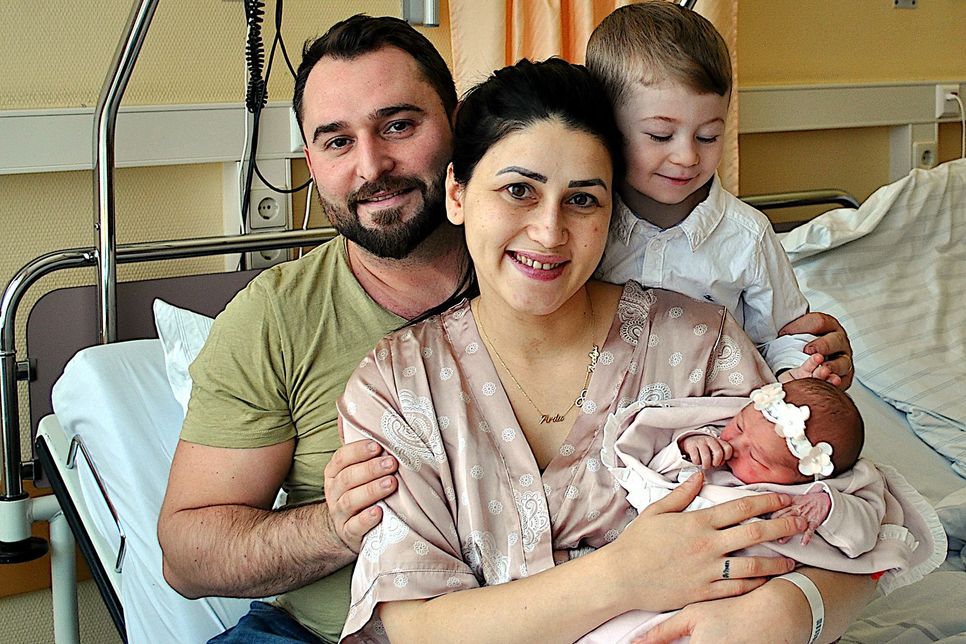 Neujahrsbaby: Familie Gamze, Orhan und Brüderchen Arda Dinckal freuen sich sehr über die Geburt von Acelya.