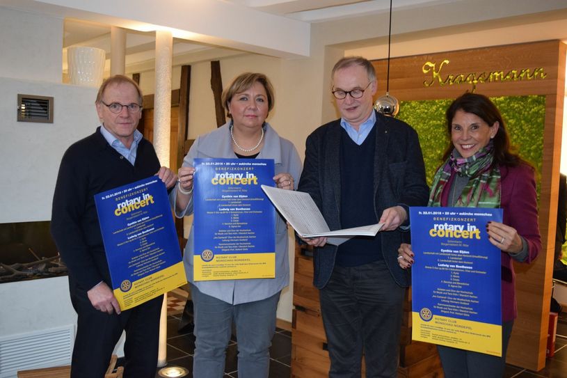 Die »Rotarier« (v.l.), Rolf Heinfeldner und Andrea Barkey, freuen sich auf den Konzertabend unter der Leitung von Prof. Herbert Goertz. Andrea Prym freut sich schon auf den Erlös, der ihrem Förderverein des Sozialpädiatrischen Zentrums zugute kommt.