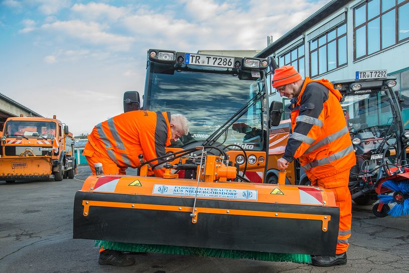 Detlef Wulf und Marco Faldey (v. l.) vom Stadtreinigungsamt bereiten die umgerüsteten Streufahrzeuge für ihren Einsatz vor. Foto: Presseamt Trier
