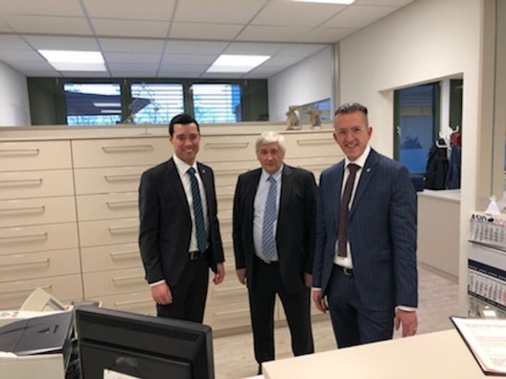 Theo Korth (Mitte) informiert Landrat Joachim Streit (r.) und Johannes Reuschen (l.) über den Umbau der chirurgischen Ambulanz. Foto: FF