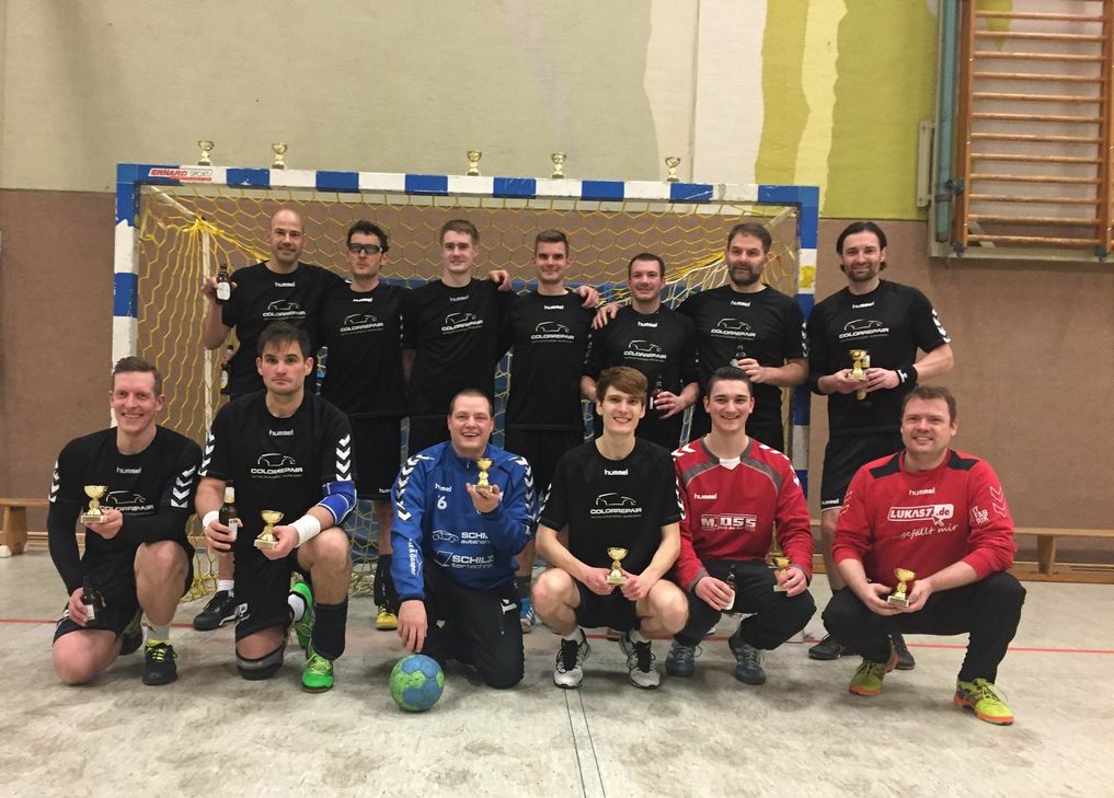 Die Siegermannschaft: hinten (v.l.n.r.) Tom Pauwels, Marcus Fabry, Tim Recking, Marc Begon, Thomas Jutz, Michael Schommer, Philipp Kesse. Vorne: Michael Heber, Karsten Bouillon, Stefan Hanke, Klaus Müller, Armin Ney, Markus Brust. Foto: privat