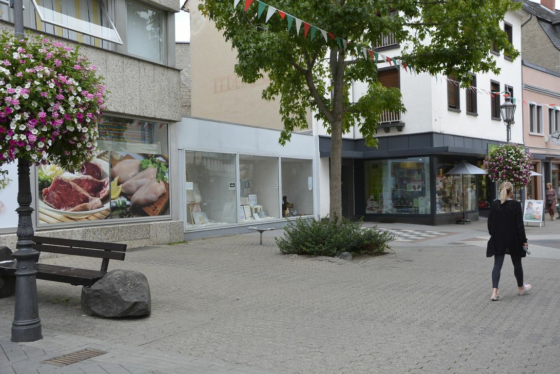 In der Marktstraße stehen unter anderem der Platz zwischen Bank und Baum sowie auf dem Schachbrett zur Verfügung. Foto: Kruft
