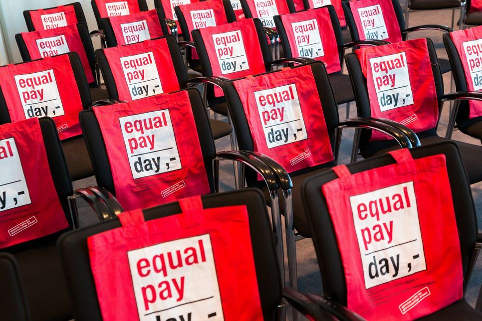 Am 18. März ist Equal Pay Day. Mehr unter: www.equalpayday.de Foto: Businessfotografie Inga Haar