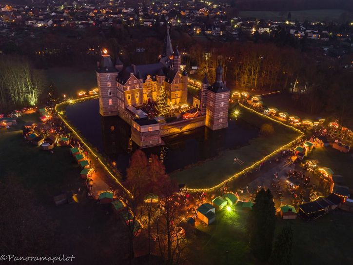 Der Weihnachtsmarkt auf dem Schloss Merode findet unter Einhaltung der Corona-Auflagen statt.