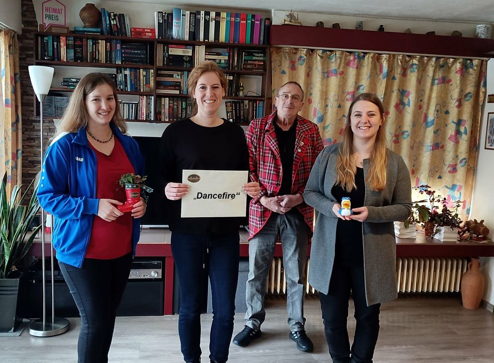 Da strahlten Sandra Braun, Natascha Mingers und Randi Ewert (v.l.) als sie als Vertreterinnen der Showtanzgruppe Dancefire die blauweiße Tanzente des Stammtisch Eifeler Karnevalisten (Kalle Hoffmann) nebst finanzieller Unterstützung erhielten.