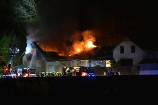 Meterhohe Flammen schlugen aus dem Dachstuhl des Gebäudes. Fotos: Zender