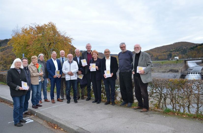 Der Vorstand des Geschichtsvereins des Monschauer Landes um Gabriele Harzheim (l.), Vertreter der lokalen Politik und des Weiss-Verlags, präsentieren das neue »Heimatjahrbuch«, das pünktlich zum 100. Geburtstag des Geschichtsvereins einen umfassenden Blick zurück wirft.