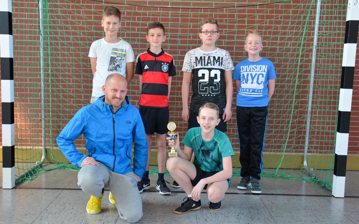 Die frischgebackenen Landesmeister des GAT mit ihrem Coach Christian Regh. Foto: F.-J. Kursch/GAT/pp