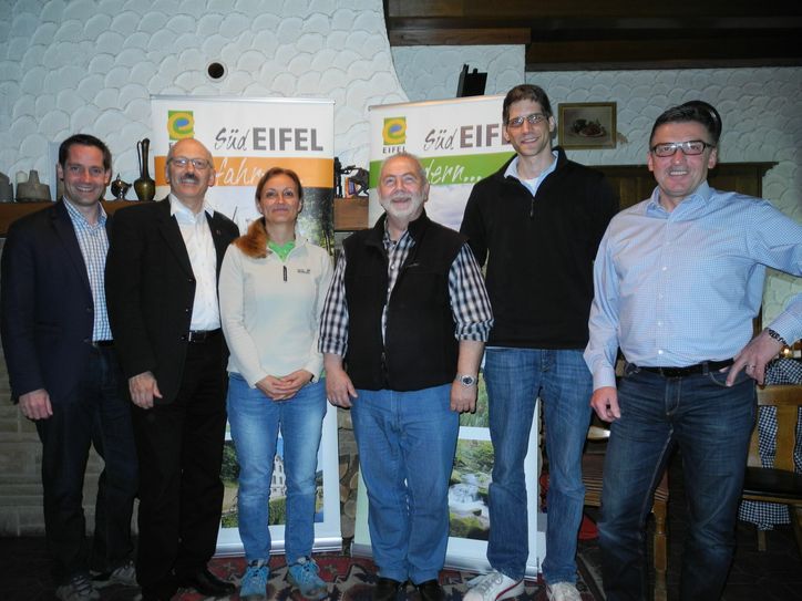 Unser Bild zeigt (von links): Moritz Petry, stellvertretender Vorsitzender des ZV Naturpark Südeifel, Wolfgang Reiland, Bürgermeister der Verbandsgemeinde Trier-Land, Daniela Torgau, Geschäftsführerin des Naturpark Südeifel, Medard Roth, Ortsbürgermeister Kordel, Daniel Untiedt, SGD Nord, und Willi Arnoldy, Ortsbürgermeister Newel. Foto:FF