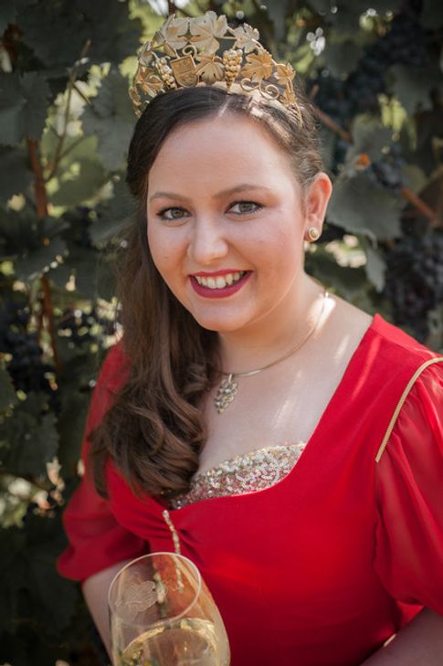 Liebe Gäste, liebe Mehringer, ich lade Sie recht herzlich ein, uns auf unserer Medarduskirmes zu besuchen! Es erwartet Sie ein abwechslungsreiches Programm. Ein Höhepunkt der Kirmes wird die Wahl meiner Amtsnachfolgerin am Sonntagnachmittag sein. Ich kann mich noch gut daran erinnern, wie aufgeregt ich bei meiner Wahl im letzten Jahr gewesen bin und wie sehr ich mich über meine Wahl gefreut habe. Nach meiner Krönung zur 66. Ortsweinkönigin am Winzerfest durfte ich unseren Weinort bereits auf zahlreichen Veranstaltungen vertreten und für den Mehringer Wein werben. Die Weine des hervorragenden Jahrgangs 2018 dürfen sie nun an der Kirmes verkosten und auch für das leibliche Wohl ist bestens gesorgt. Mein besonderer Dank gilt bereits im Voraus allen Akteuren, Organisatoren und Helfern, ohne die unsere Medarduskirmes nicht durchführbar wäre. Ich freue mich darauf, gemeinsam mit Ihnen anzustoßen und viele schöne Stunden auf der Mehringer Medarduskirmes zu erleben! Ihre Theresa I.