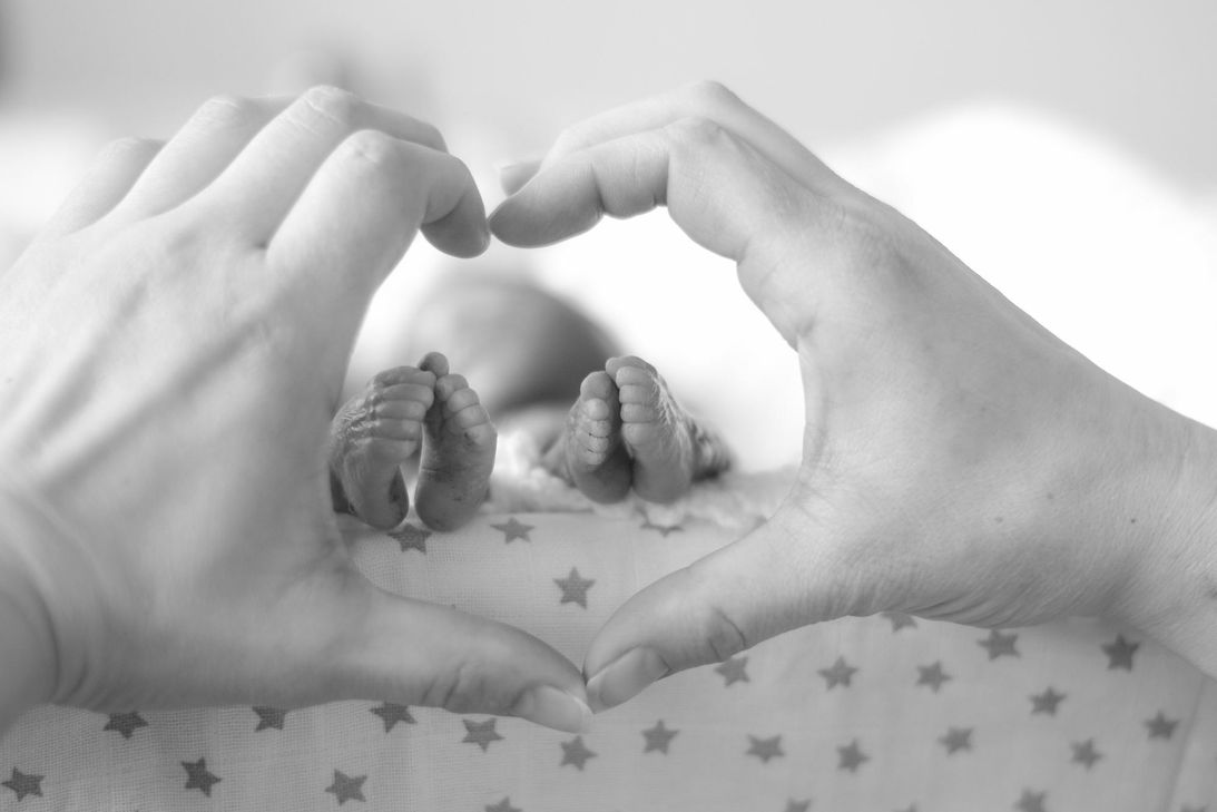 Die vielleicht einzige Erinnerung für Familie und Freunde: Ehrenamtliche Fotografen der Organisation »Dein-Sternenkind« fotografieren kostenfrei Sternenkinder. Foto: Alexandra Emmel