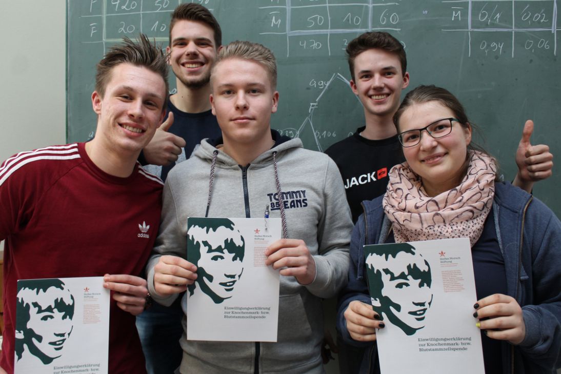 Beim Schulfest am Gymnasium Traben-Trarbach kann man sich als Lebensretter typisieren. Foto: Stefan-Morsch-Stiftung/Annika Zimmer
