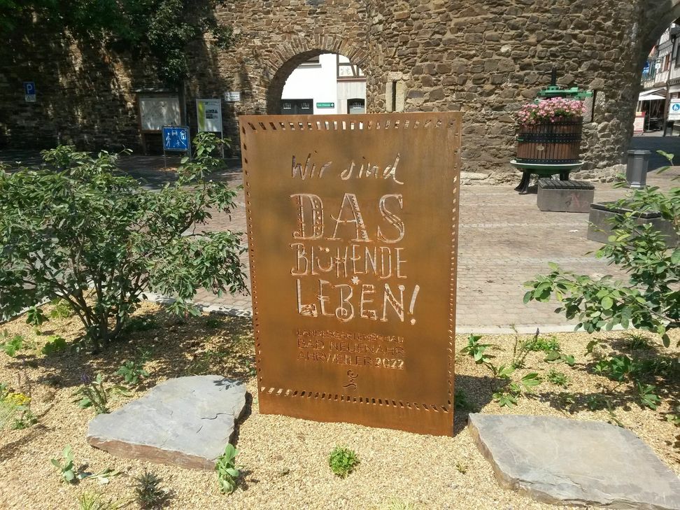 Eine der beiden Stehlen wurde am Ahrtor aufgestellt. Foto: Scholl