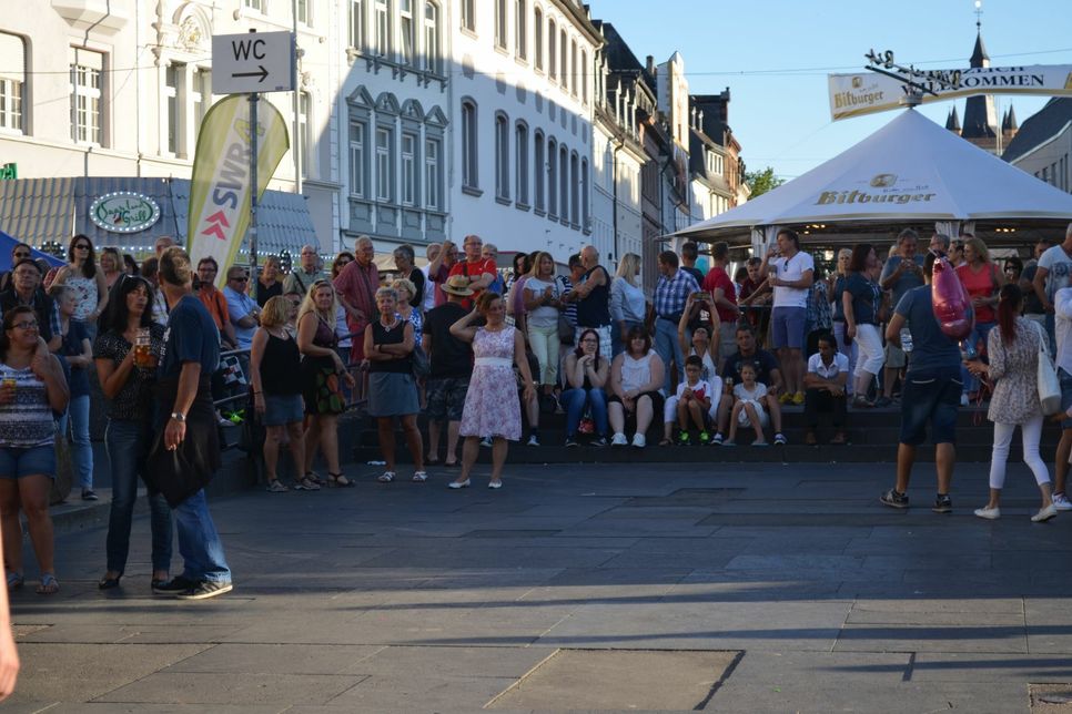 Menschenmassen in Feierlaune: das Trierer Altstadtfest zieht ein breites Publikum an. Foto: Archiv